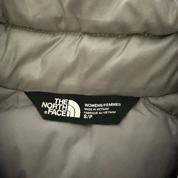 The North Face 550 Aconcagua Gray/Platinum Goose Down Insulated Puffer Vest - Picture 7 of 7